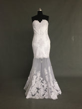 Robe de mariée sans bretelles avec jupe transparente 