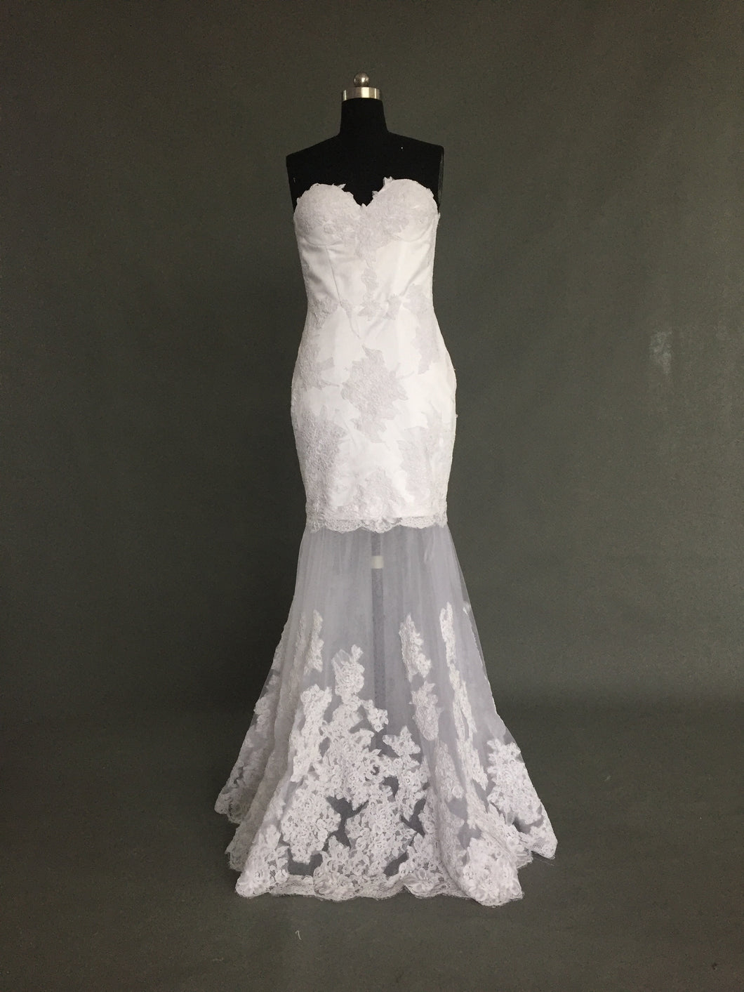 Robe de mariée sans bretelles avec jupe transparente 