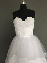 Robe de mariée sans bretelles avec jupe transparente 