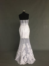 Robe de mariée sans bretelles avec jupe transparente 