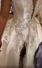 C2022-FBS887 - Vestido de novia con cuentas de cristal y un brazo con abertura y vestido de baile desmontable